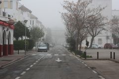 niebla en calle de sentido único