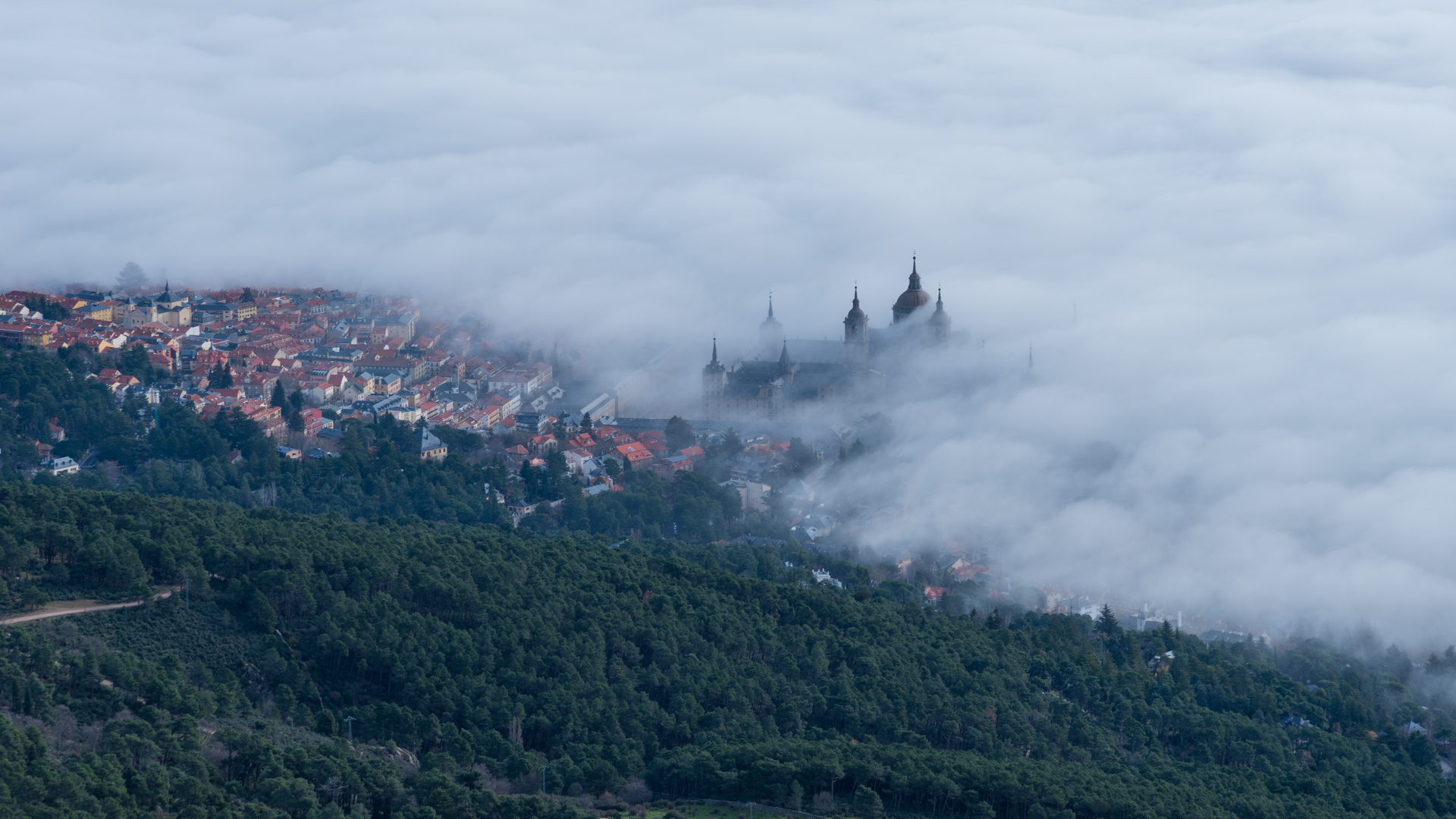 Niebla sobre el Escorial