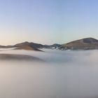 Nieblas bajas en Mancha Blanca. Pueblo de la isla de Lanzarote. Canarias.