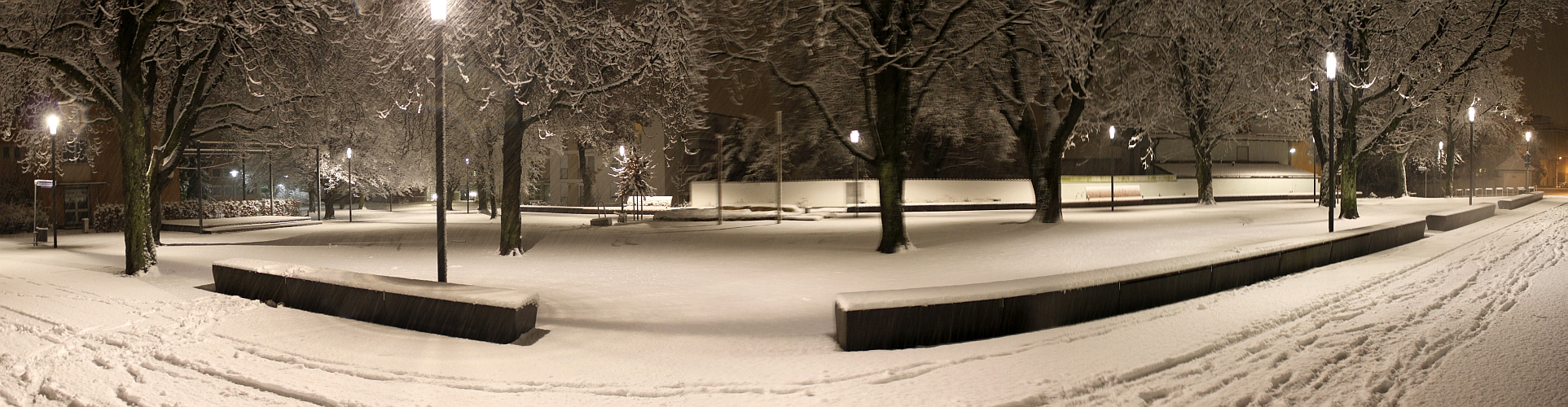 Niederbronnerplatz bei Nacht