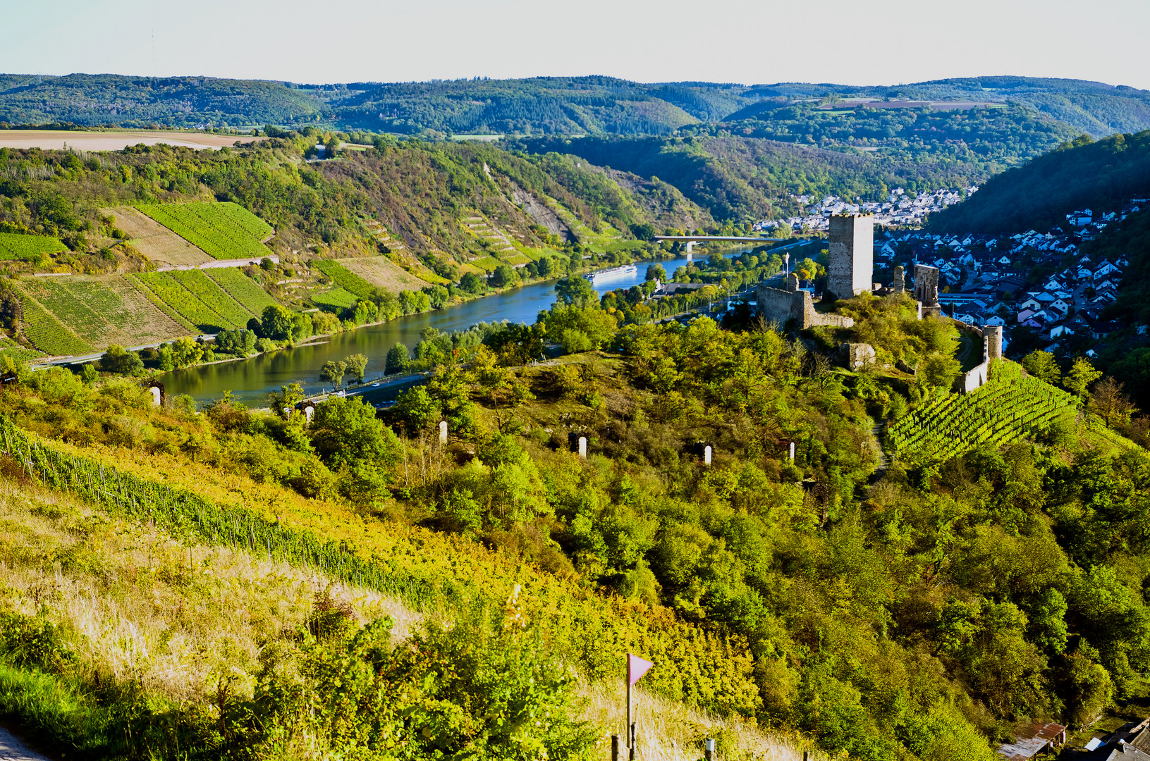 Niederburg Kobern Gondorf in der Herbstsonne