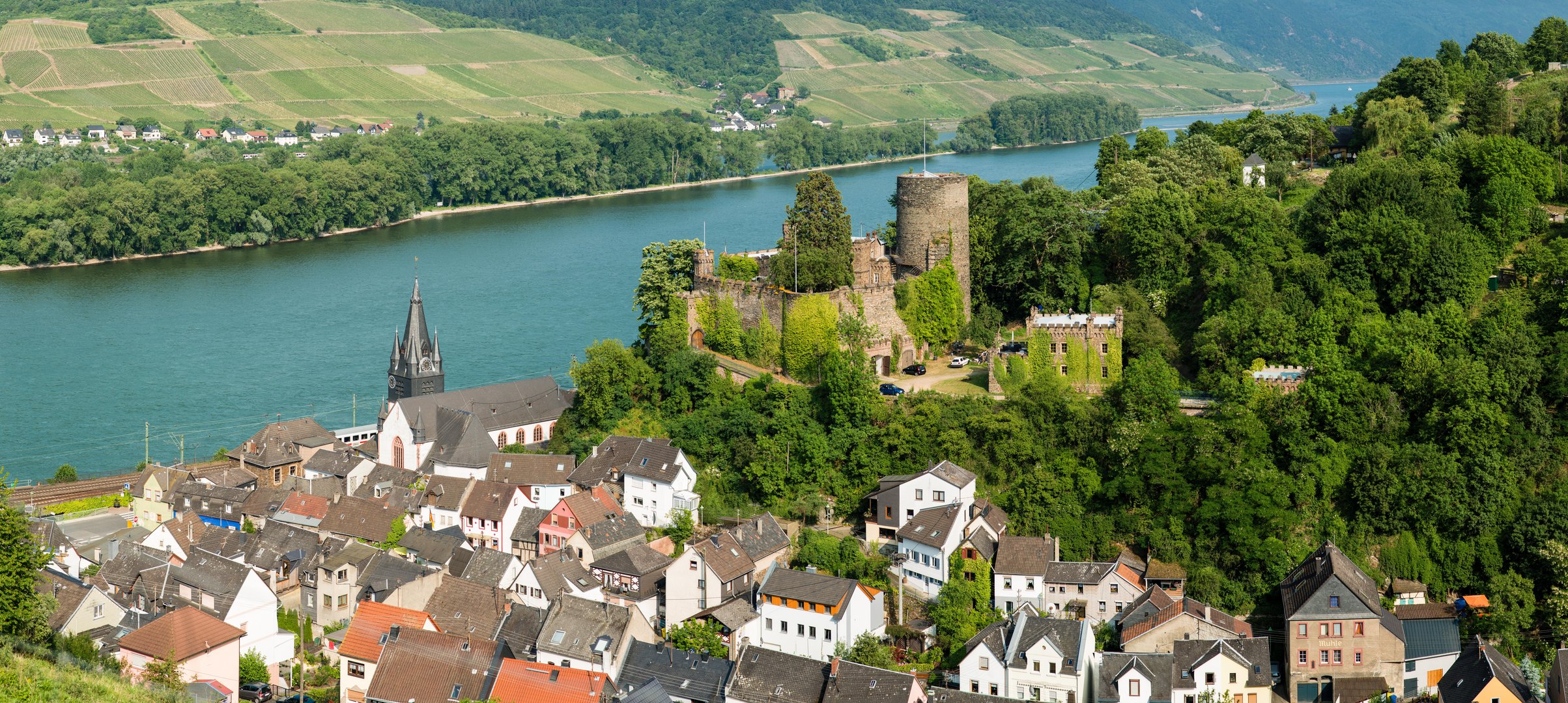 Niederheimbach mit Burg Heimburg