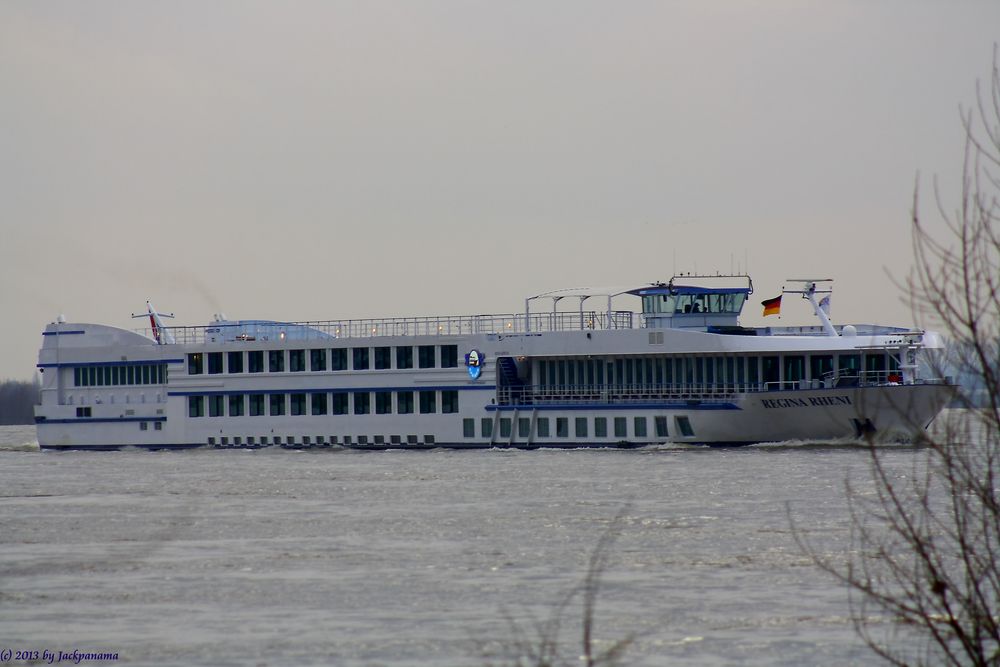 Niederländische Flusskreuzfahrtschiff bei voller Fahrt auf dem Rhein in Wesel