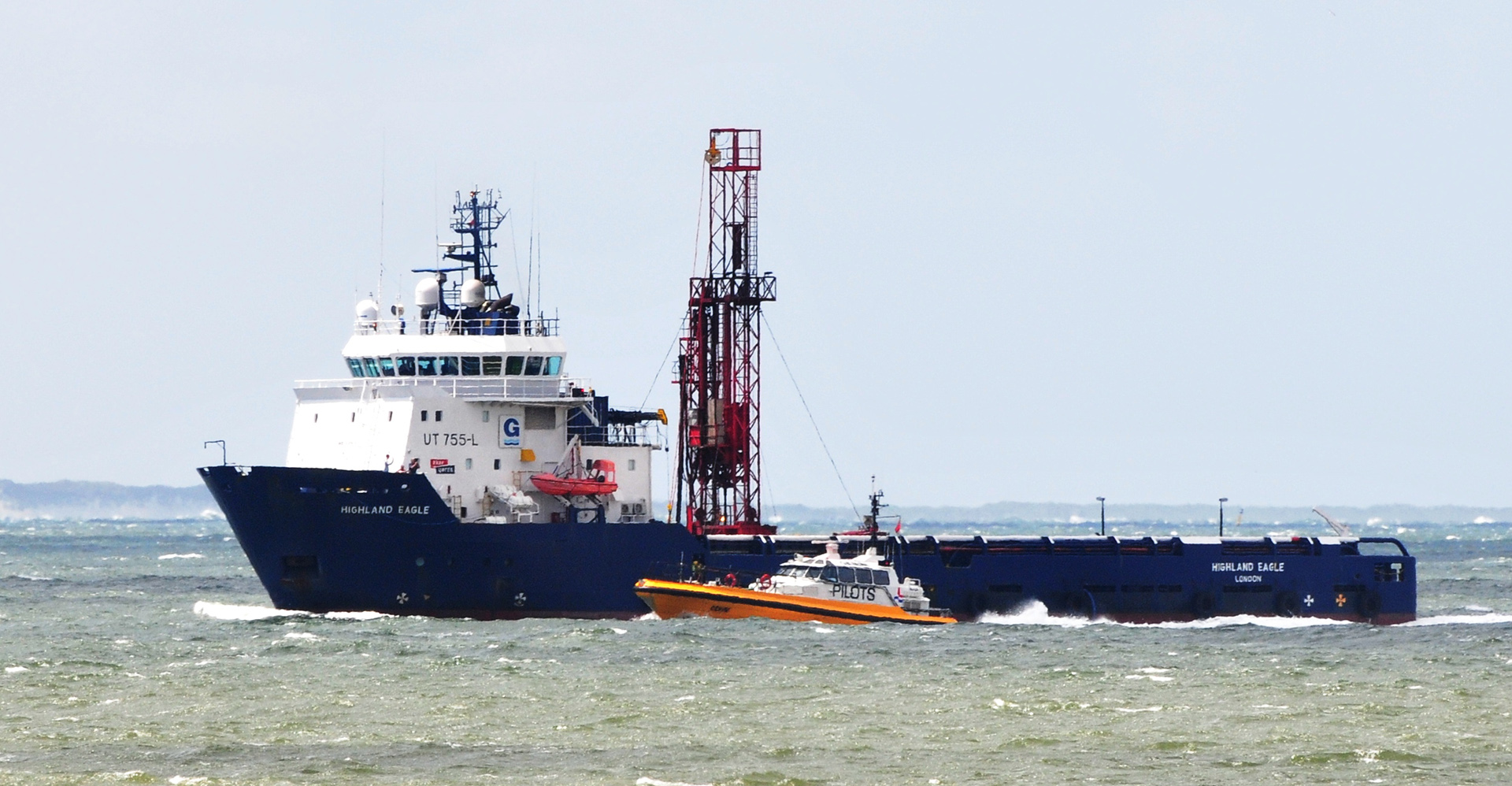 Niederländische Lotsen beim Versetzen auf der Ems Höhe Knock/Delfzijl am 12.06.2010 (Archivbild)