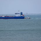 Niederländische Pilots/Lotsen verfolgen auf der Westerems flussaufwärts einen Tanker.