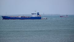 Niederländische Pilots/Lotsen verfolgen auf der Westerems flussaufwärts einen Tanker.