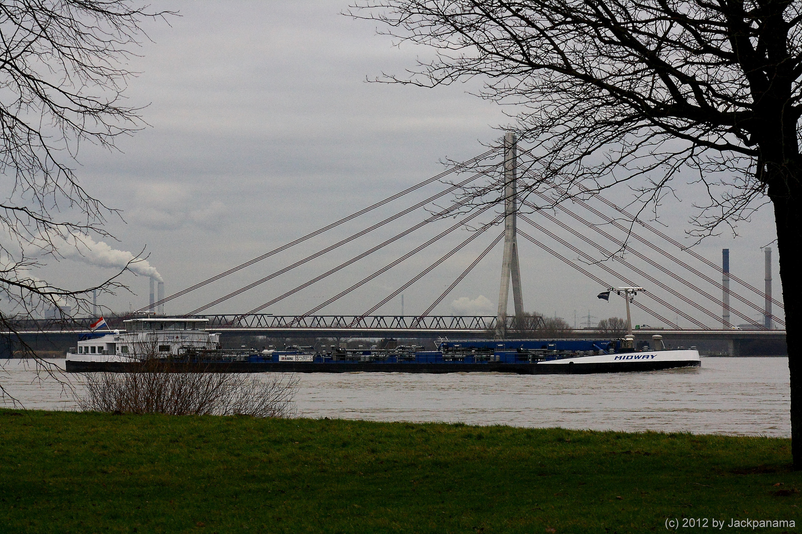 Niederländisches Schiff vor der neuen Niederrheinbrücke in Wesel