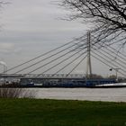 Niederländisches Schiff vor der neuen Niederrheinbrücke in Wesel