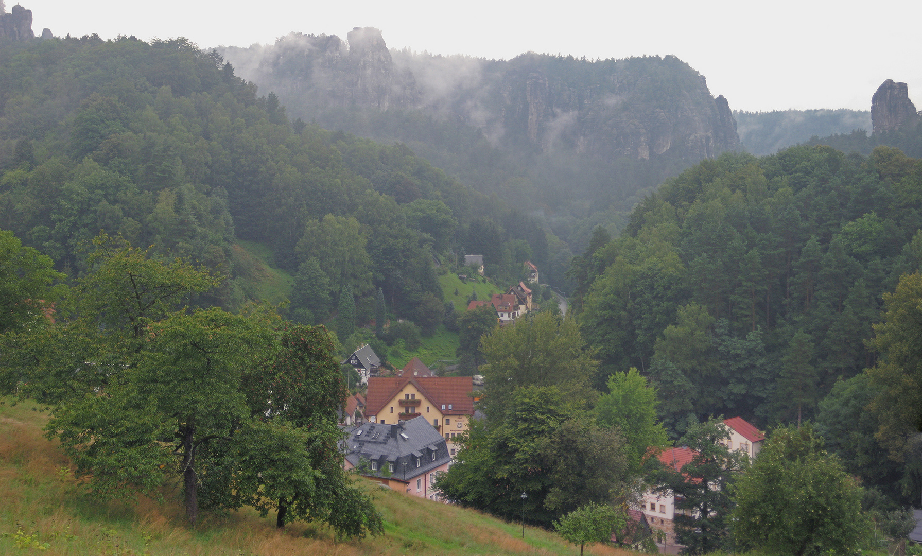 Niederrathen im Morgennebel