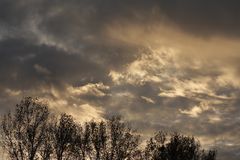 Niederrhein-Wolken über Pappeln - oder Seestück eines niederländischen Landschaftsmalers um 1800???