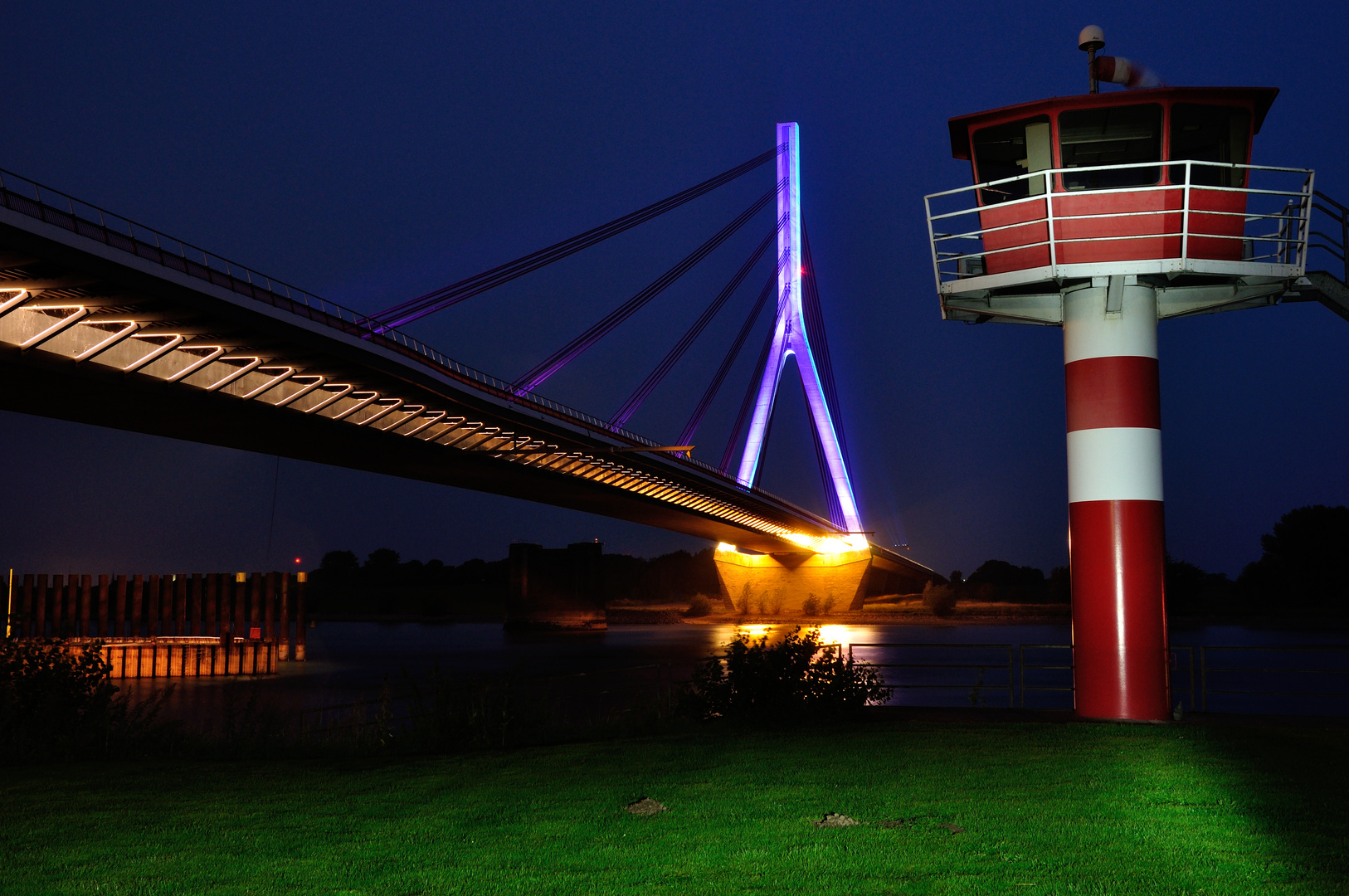 Niederrheinbrücke mit Pegel Wesel