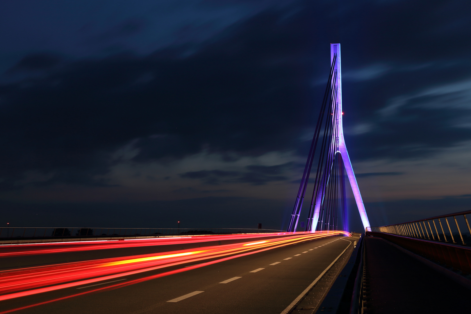 Niederrheinbrücke Wesel bei Nacht