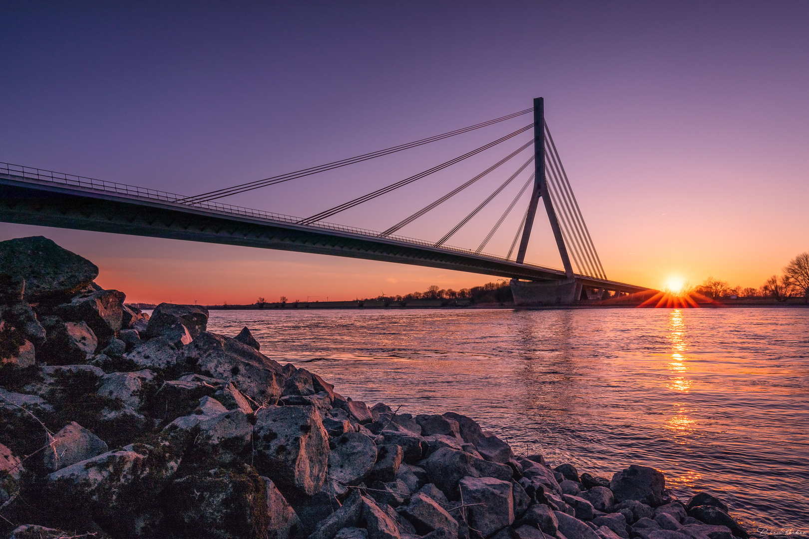 Niederrheinbrücke zum Sonnenuntergang