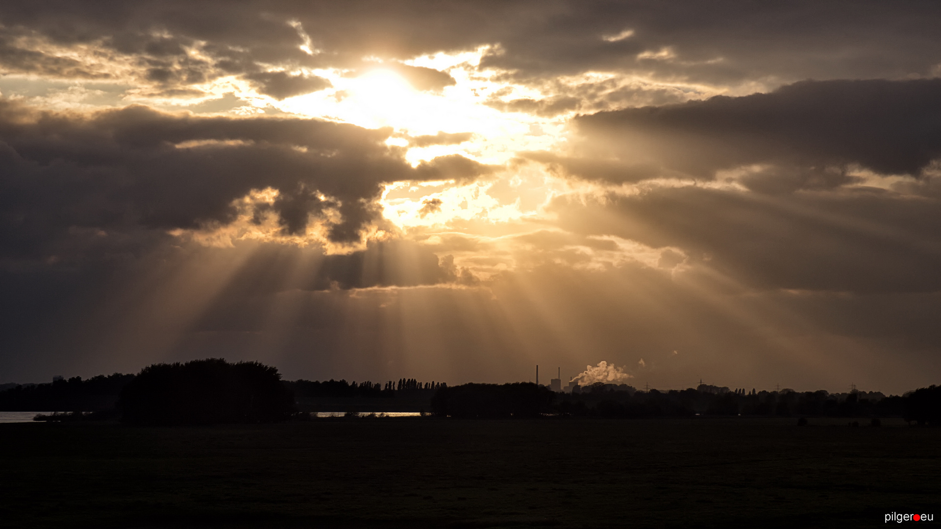 Niederrheinischer Sonnenuntergangshimmel