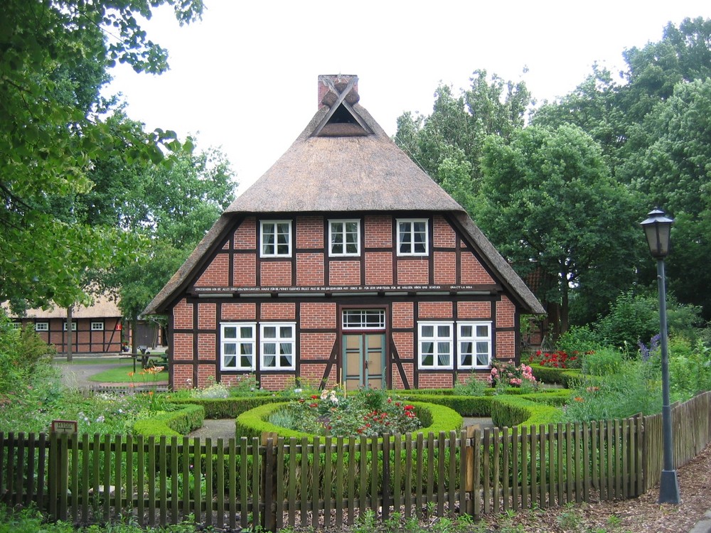 Niedersächsisches Bauernhaus mit Bauerngarten