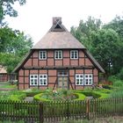 Niedersächsisches Bauernhaus mit Bauerngarten