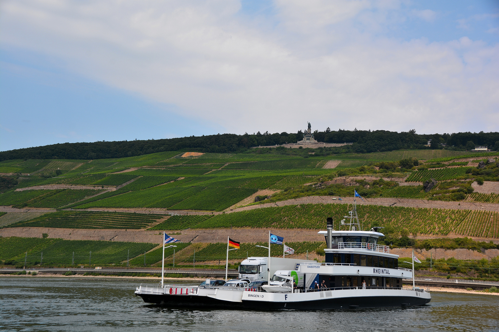 Niederwalddenkmal bei Rüsselsheim mit Rheinfähre Rheintal