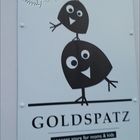 Niedliche Goldspatzen aus einem Schaufenster_27.10.2023