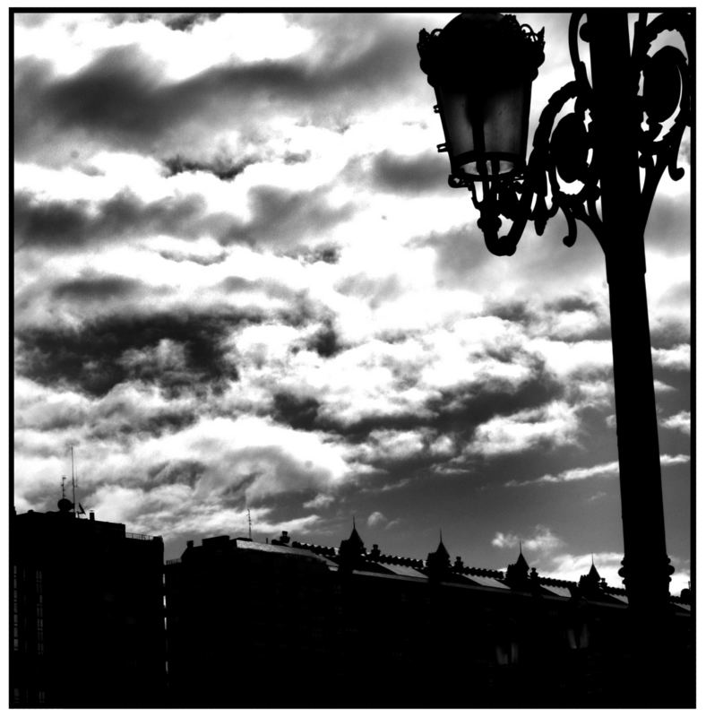 Niedliches Laternchen vor gruseligen Wolken