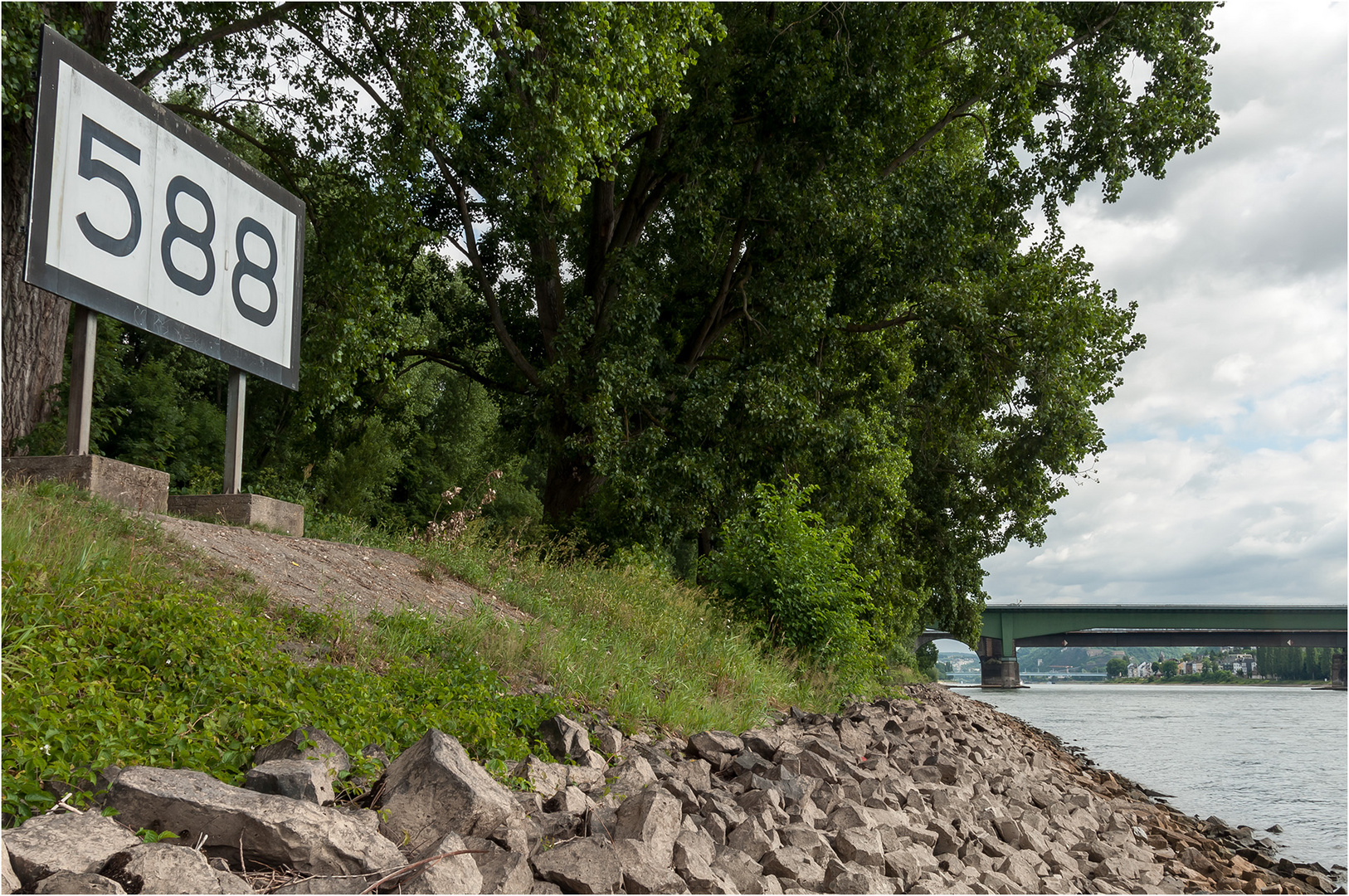 Niedrigwasser bei Rhein-Kilometer 588