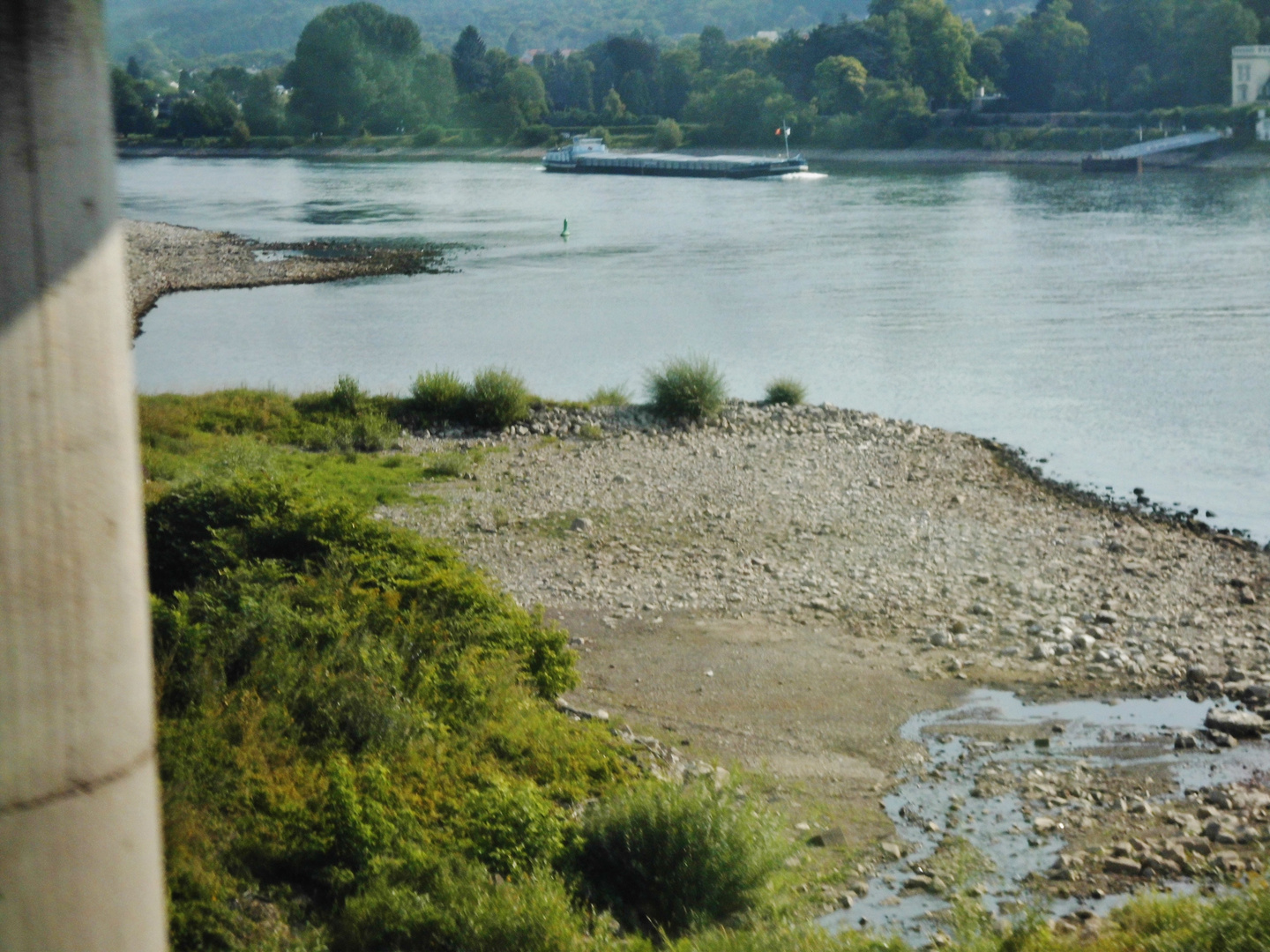 Niedrigwasser im Rhein bei Unkel