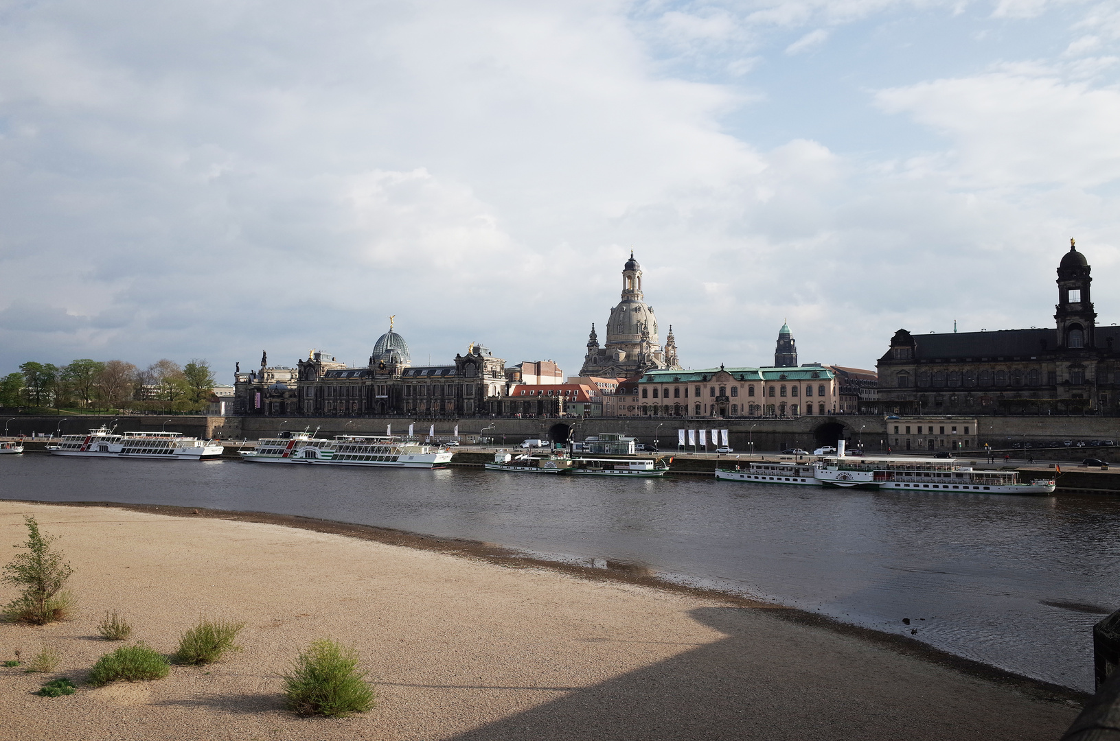 Niedrigwasser in der Elbe ...