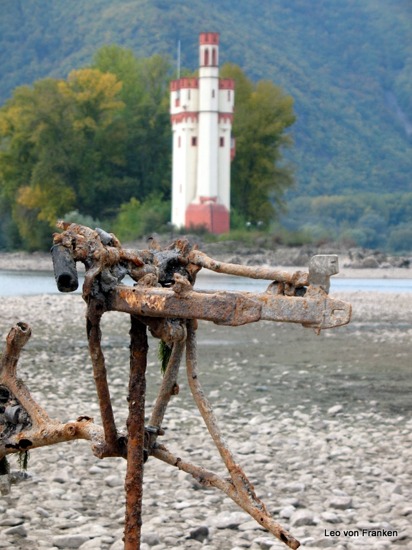 Niedrigwasser-Kunst vorm Mäuseturm