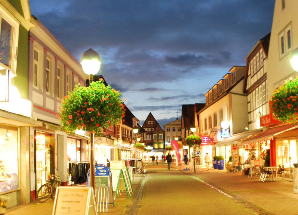 Nienburgs Georgstraße am Abend