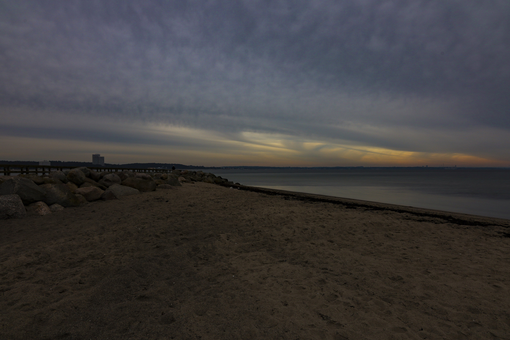 Niendorf Ostsee Strand im Winter mit Wolkendecke