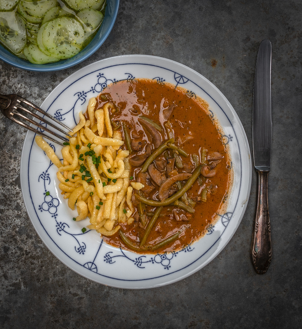 Nierengulasch mit grünen Bohnen und Spätzle