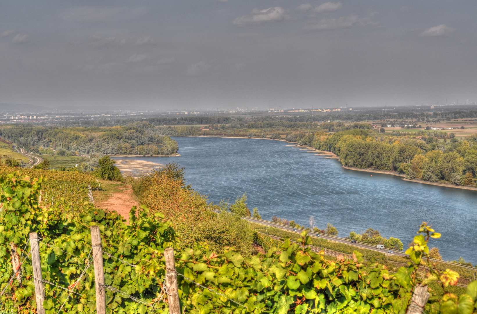 Nierstein am Rhein - Blick nach Frankfurt