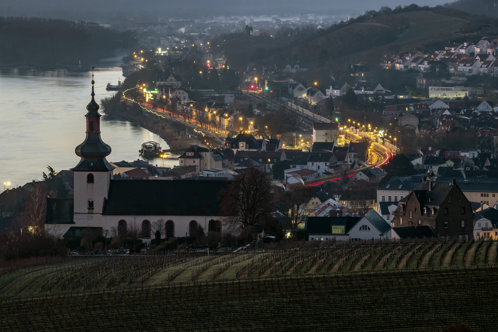 Nierstein morgens vor dem Sonnenaufgang