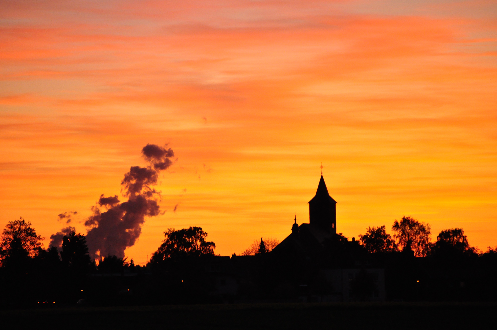 Nievenheimer Kirche beim Sonnenuntergang