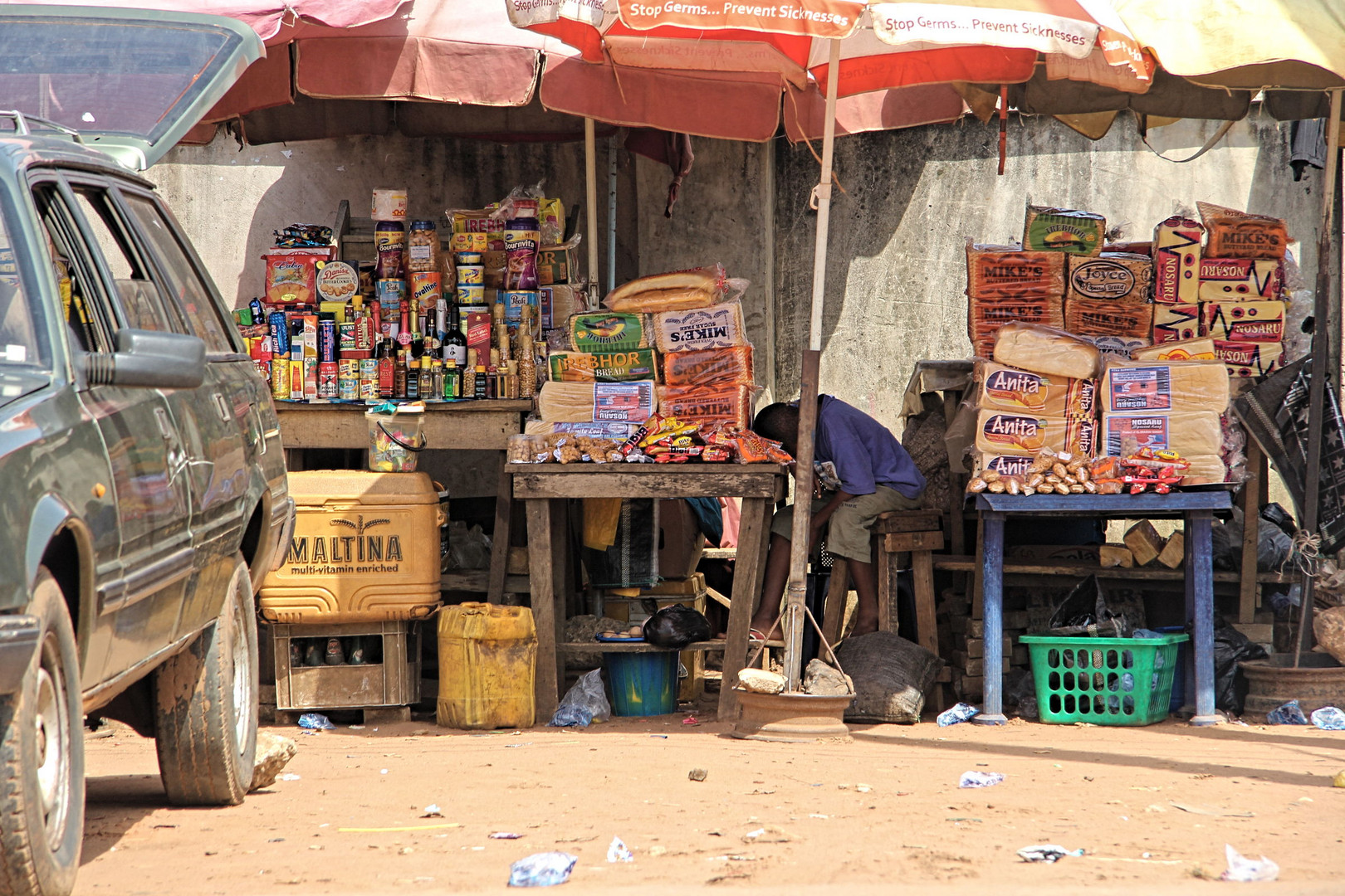 Nigeria / Benin city along the road