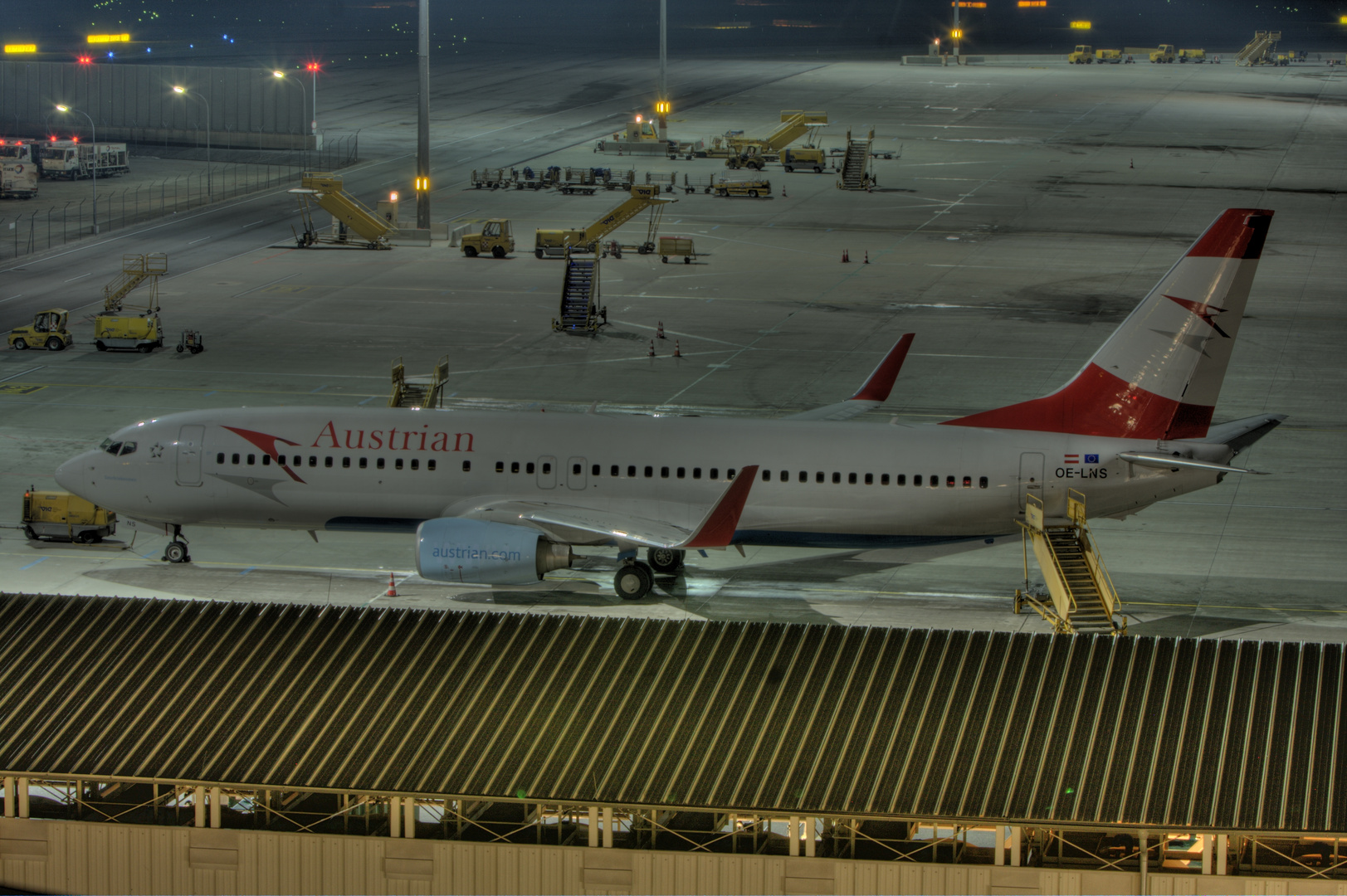 Night Stop AUA Boeing 737-8Z9 in VIE Schwechat...