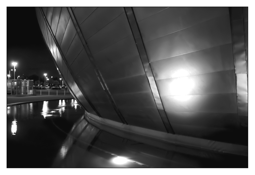 Night time at the Glasgow Science Centre