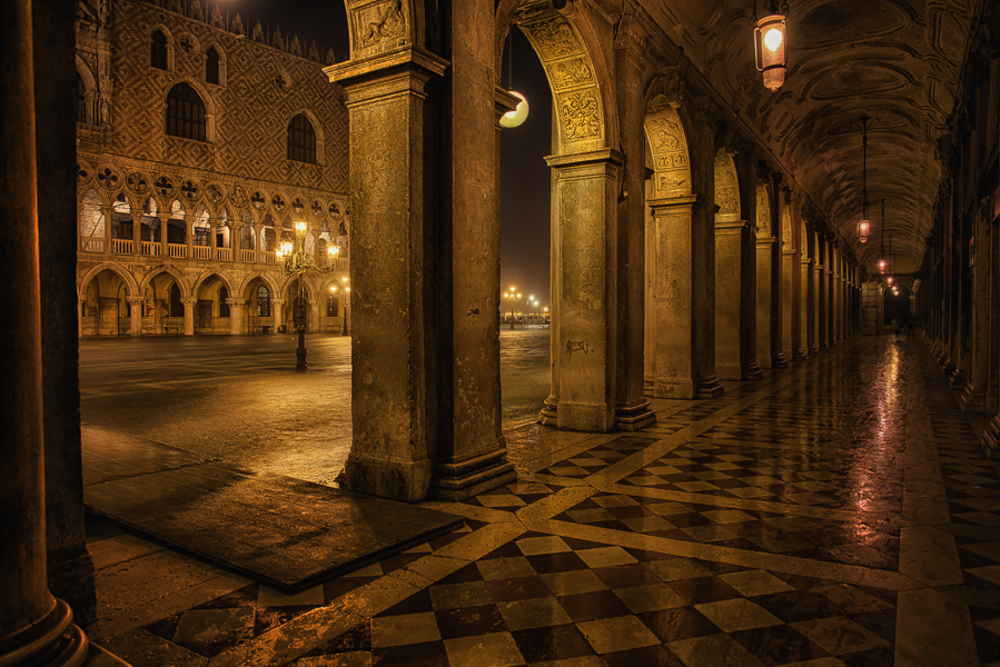 Night walk in Venice (II)