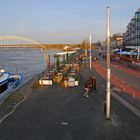 Nijmegen (NL) - Uferpromenade an der Waal (Rheinarm) am Abend