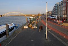 Nijmegen (NL) - Uferpromenade an der Waal (Rheinarm) am Abend