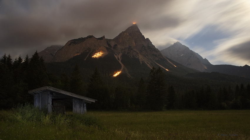 NIK3249_Sonnwendfeuer auf der Sonnenspitze-Ehrwald/Biberwier