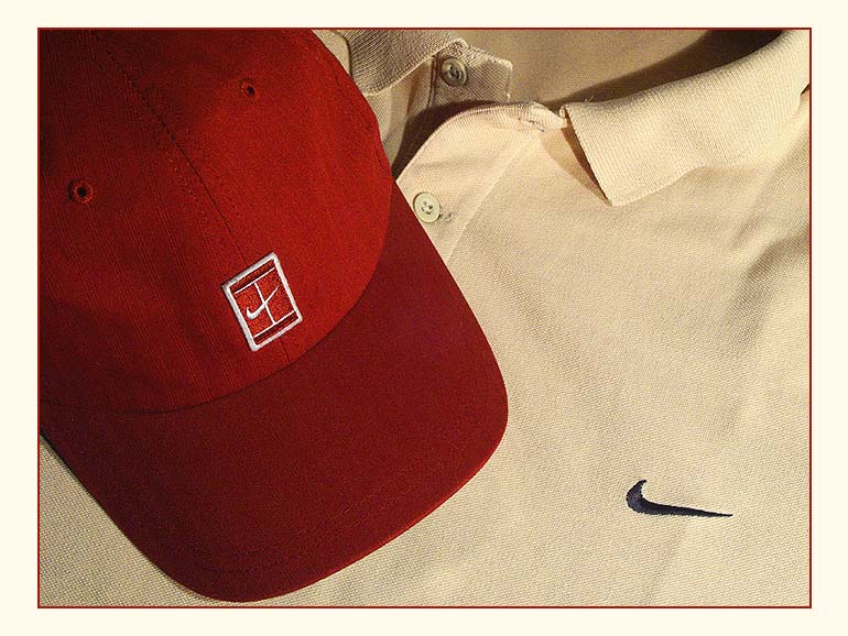 NIKE (weiter Schnitt)