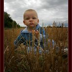 Niklas in a strawfield