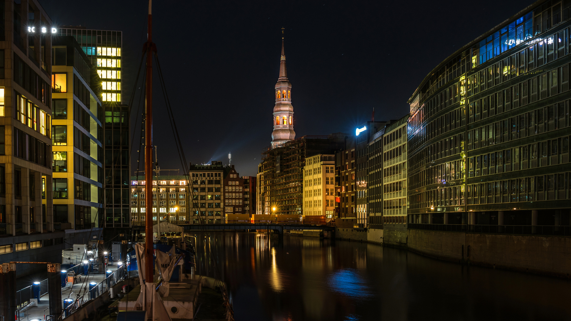 Nikolaifleet mit dem Turm der Hauptkirche St.Katharinen