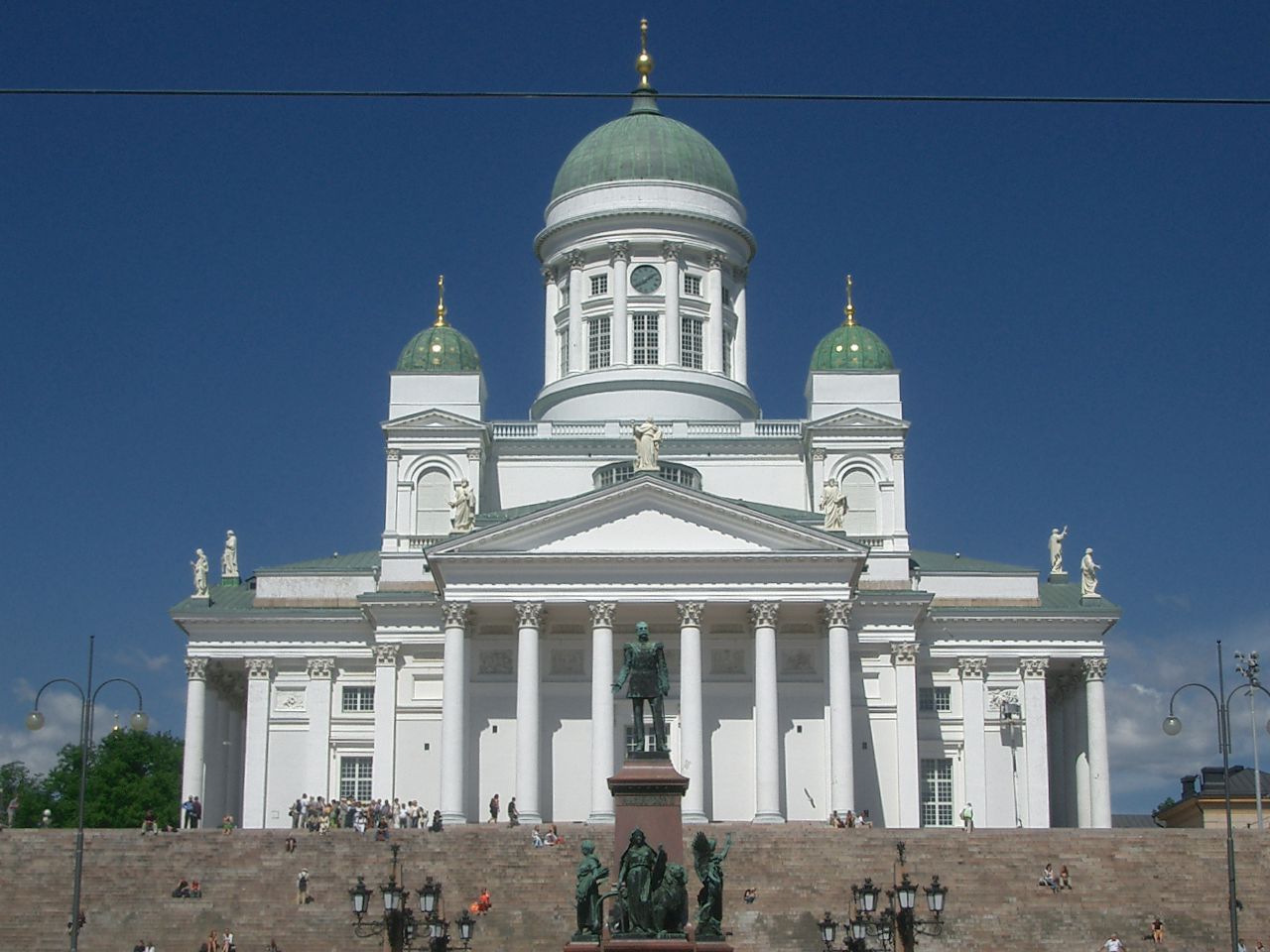 Nikolaikirche in Helsinki im strahlenden Sonnenschein