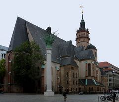 Nikolaikirche mit Friedenssäule