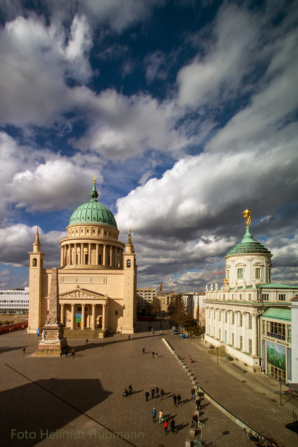 NIKOLAIKIRCHE MIT WOLKEN UND STADTMUSEUM IN POTSDAM BEI SONNENSCHEIN