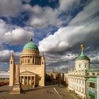 NIKOLAIKIRCHE MIT WOLKEN UND STADTMUSEUM IN POTSDAM BEI SONNENSCHEIN