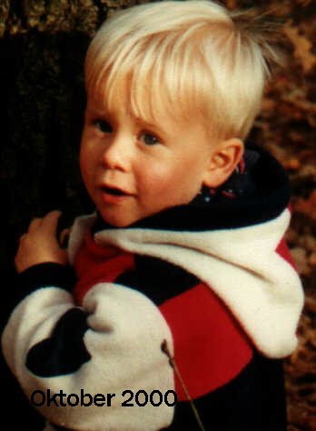 Nikolas im herbstlichen Wald 2000