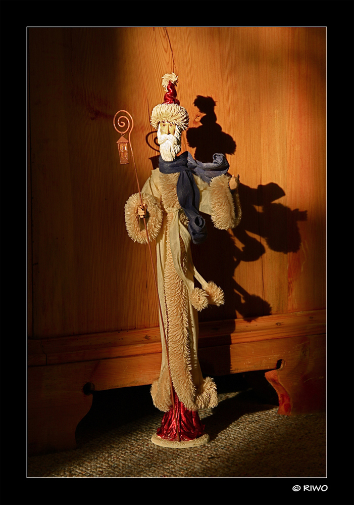 Nikolaus - Figur im Morgenlicht am Bücherschrank......