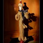 Nikolaus - Figur im Morgenlicht am Bücherschrank......